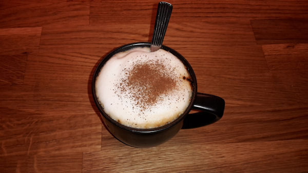 Starkt kaffe och vaniljessens toppad med varmskummad mjölk och lite kanel.