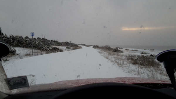 Längs kustvägen väster om Gillberga vräkte snön ner.